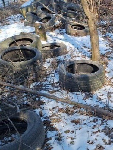 Розкидані шини.