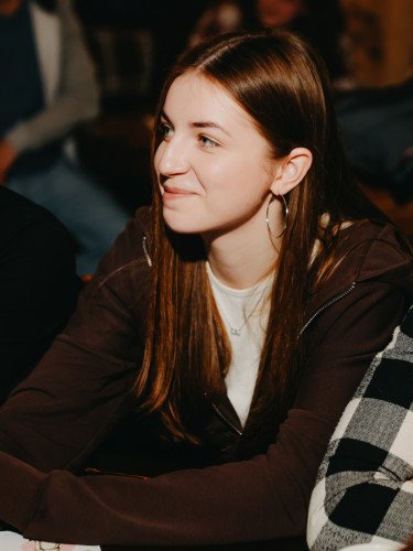 люди за столом