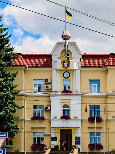 Сесія Луцькради несподівано почалася з книжок Котиса і молитви