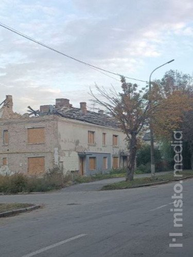 будинок без даху і вікон