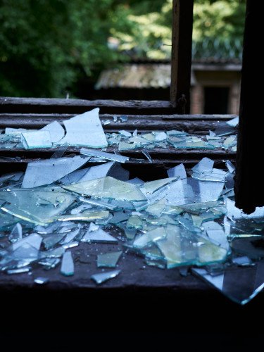 Розбите вікно