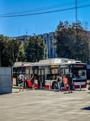 тролейбус на зупинці