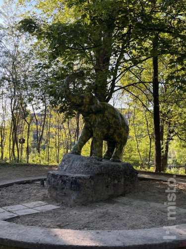 Скульпура «Слоник»
