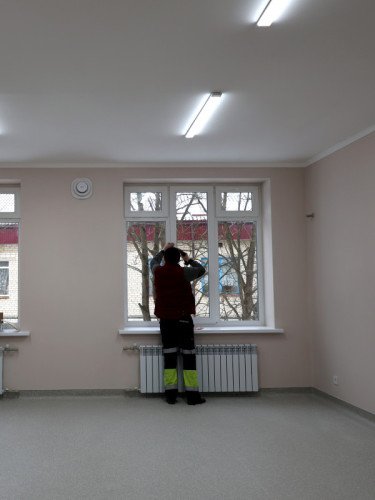 люди роблять ремонт