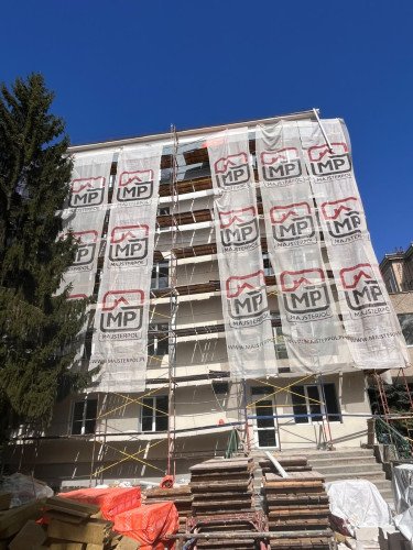 корпус лікарні, який утеплюють