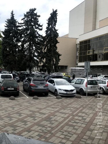 машини на парковці