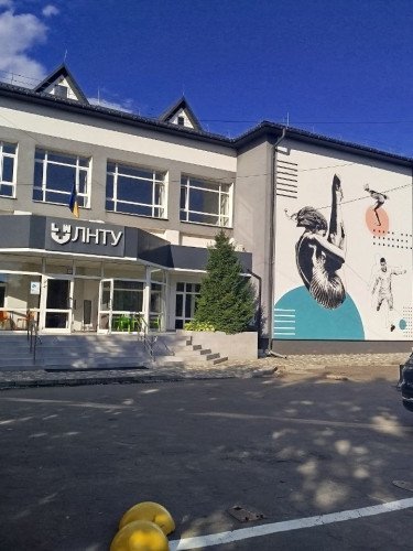 зображення спортсменів на білій стіні