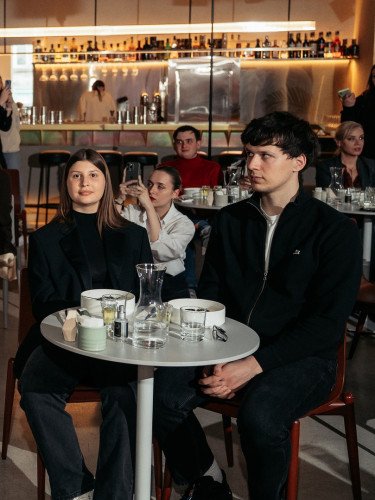 люди в закладі