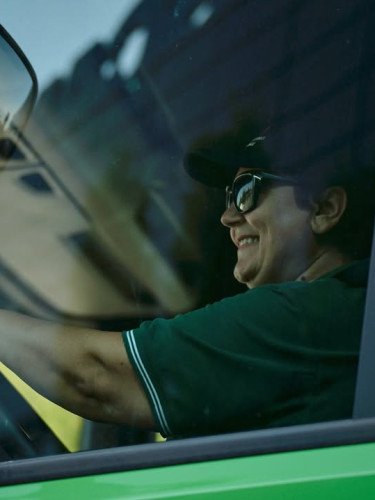 жінка за кермом вантажівки