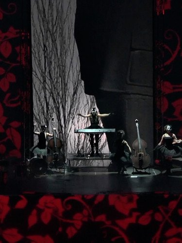 гурт на сцені