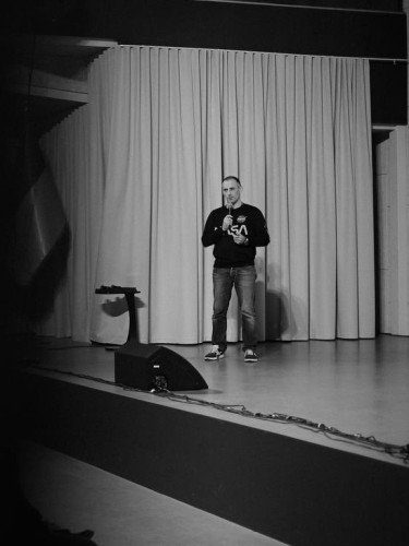 людина на сцені