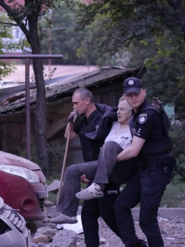 рятувальники виносять постраждалих