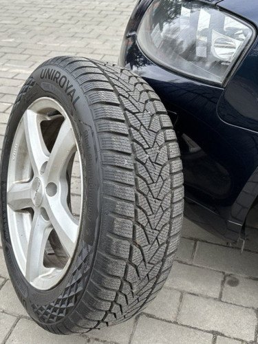 шина біля автомобіля