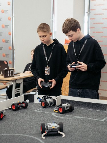 Учасники керують роботами під час футбольного матчу на Modern Robo Fest