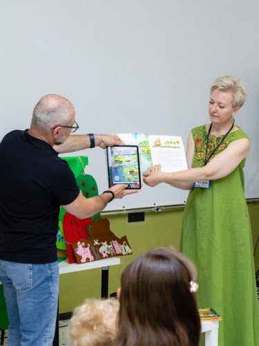 люди на презентації книги