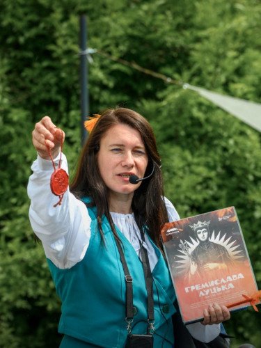 жінка з книгою
