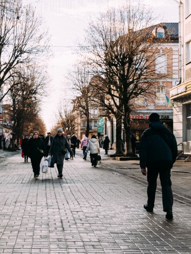 люди йдуть по вулиці