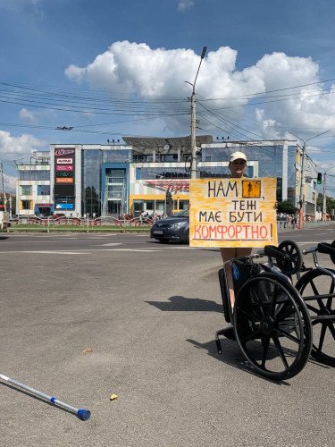 Військовий виходить на вулиці Луцька, щоб встановлювали пандуси