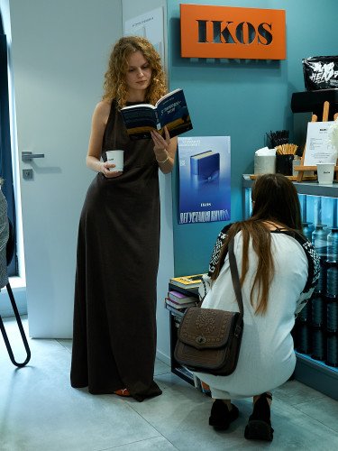 Дівчина читає книжку у магазині