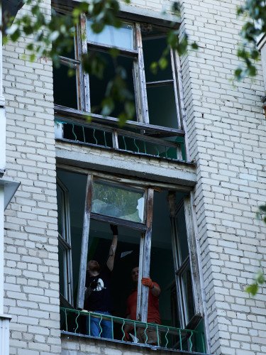 вибиті вікна у будинку