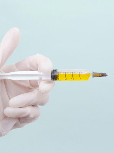 шприц в руці