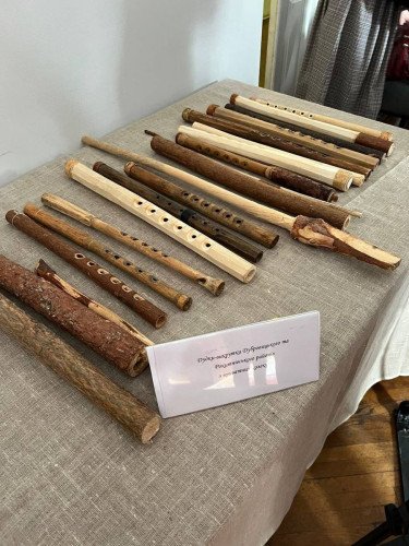 У Луцьку влаштували майстерклас з гри на поліських дудках. поліська дудка