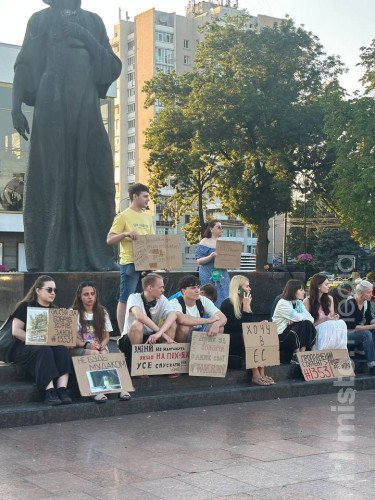люди з картонками в руках