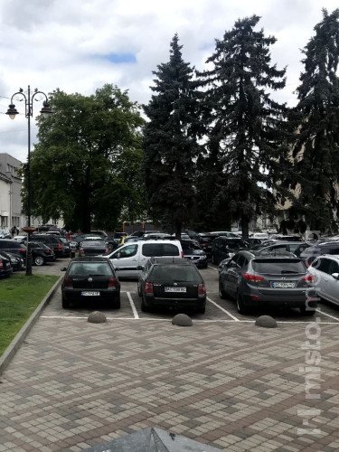 автомобілі на парковці