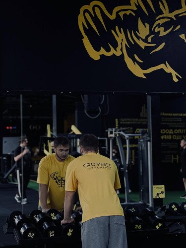 чоловік у спортзалі