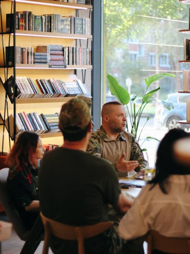 люди на зустрічі