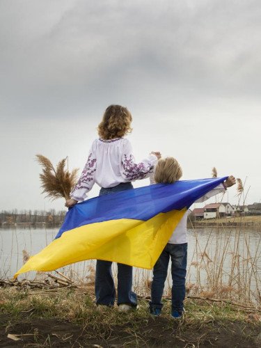 жінка й дитина з прапором України
