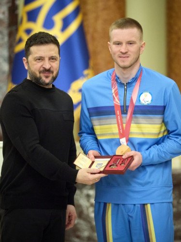 Дмитро Суярко під час вручення нагороди.