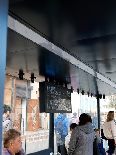 зупинка люди транспорт