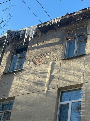 бурульки на даху будинку