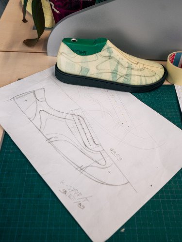 Взуття та ескіз на столі