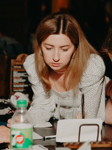 Троє людей обговорюють питання вікторини.