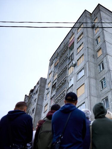 люди біля будинку