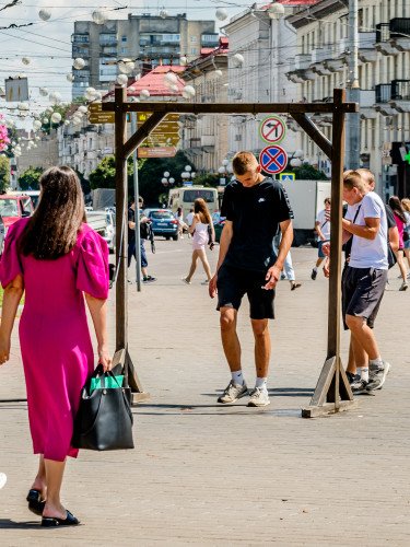 люди влітку на вулиці