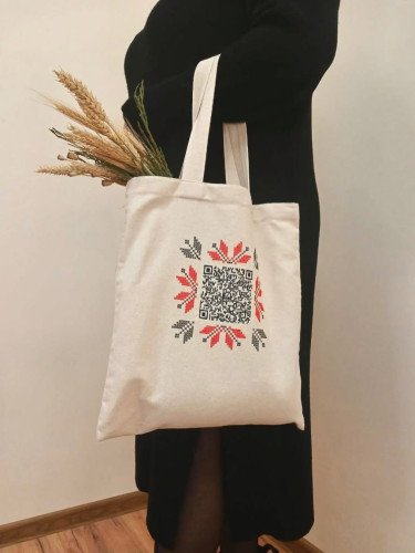 Білий шопер з QR-кодом з вишивкою.