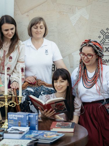 Стенд з книгами та учасниками фестивалю.