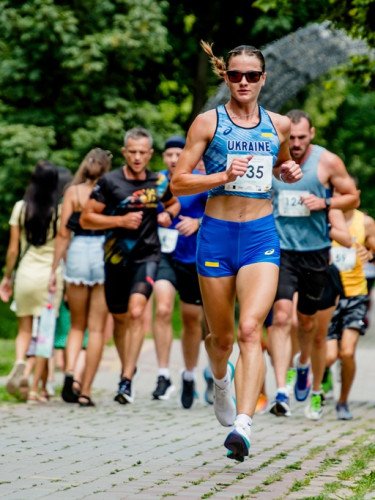 люди біжать