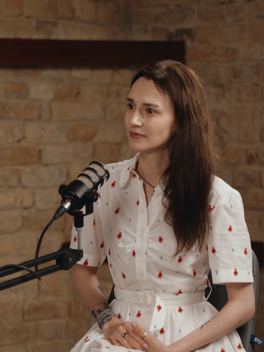 Олена Герасим’юк — поетка, авторка резонансних проєктів пам’яті «Розстрільний календар» та «Недописані», а також парамедикиня батальйону «Госпітальєри».