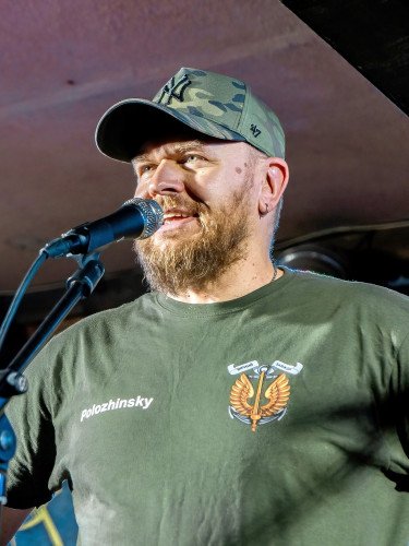 Олександр Положинський співак мікрофон