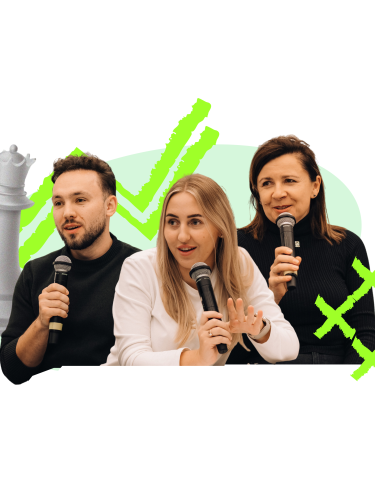 Троє людей з мікрофонами на тлі шахової фігури та вишитого візерунку.