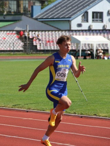 спортсмени бігають