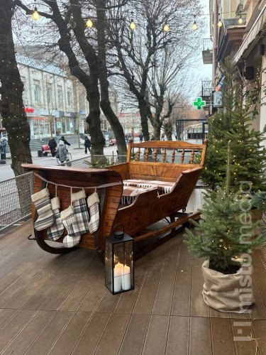 зимова інсталяція санки