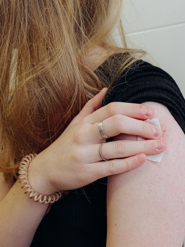 У Луцьку почали вакцинувати від ВПЛ. рука