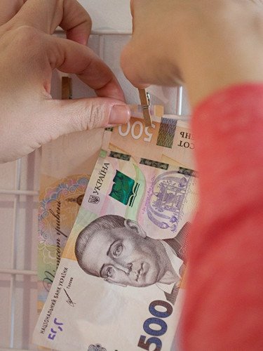 гроші в руках