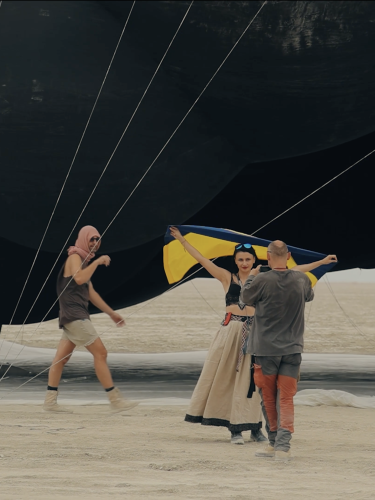 люди на фоні артінсталяції