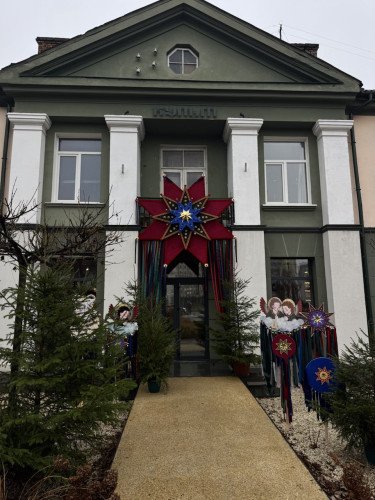 У Луцьку анонсували благодійні фотодні. фотозона біля закладу